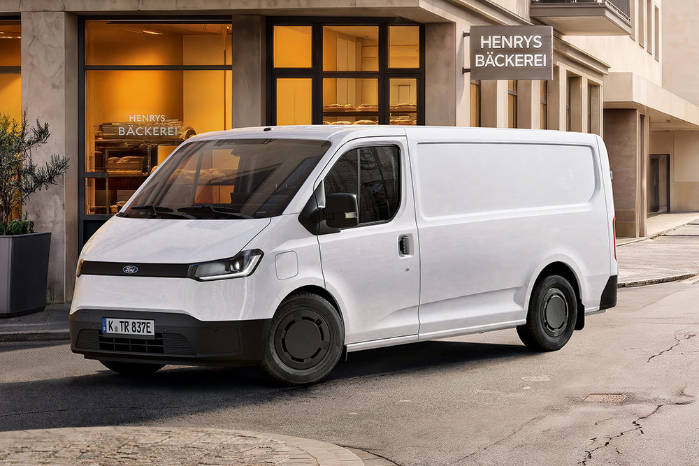 Ein weißer Ford Transit City Kastenwagen parkt vor einer Bäckerei. 