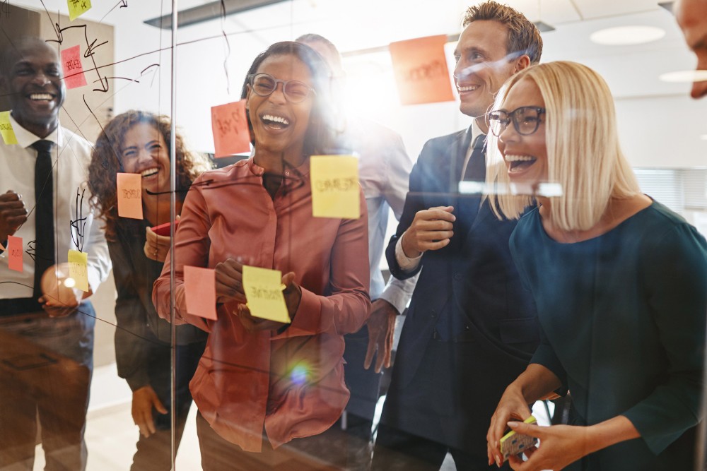 Gruppe von Ford-Mitarbeitern beim Brainstorming