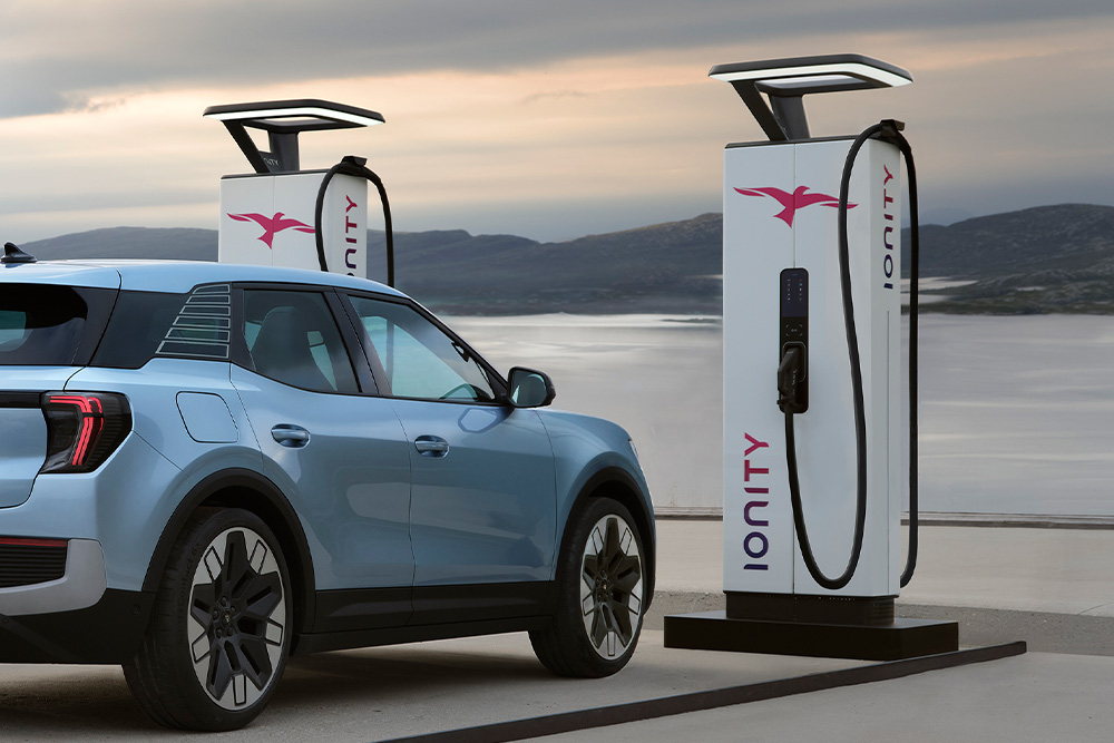 Der elektrische Ford Explorer parkt neben einer IONITY Ladestation.