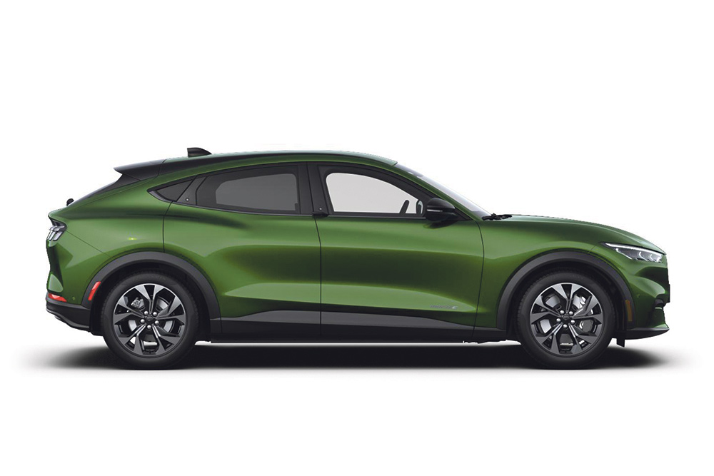 Ein roter vollelektrischer Ford Mustang Mach-E