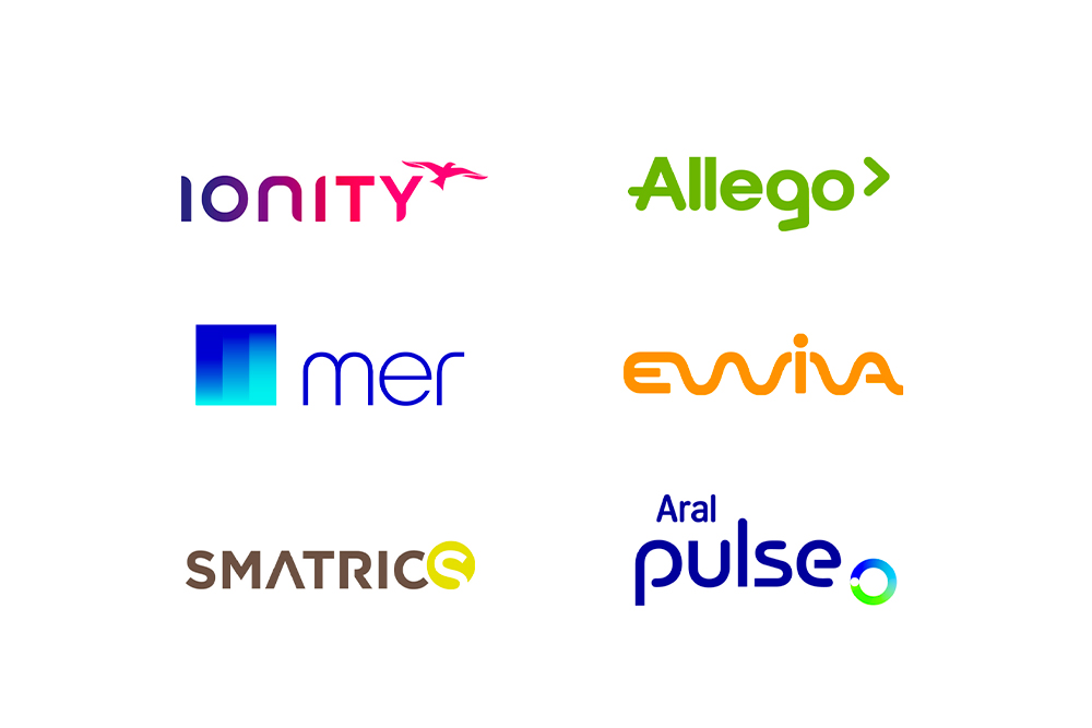 Logos von Ladenetzwerken, die Plug&Charge anbieten, darunter Ionity, Allego, Mer, Ewiva, Smatrics und Aral Pulse.