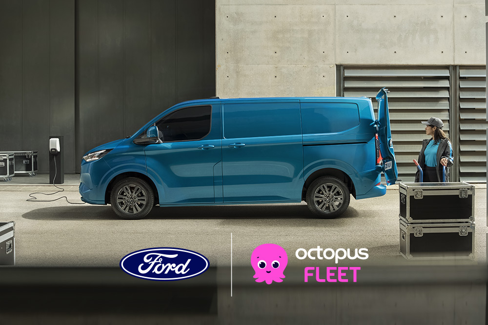 Seitenansicht eines blauen Ford E-Transit Custom, der mit offener Hecktür geparkt ist und eine Person daneben steht.