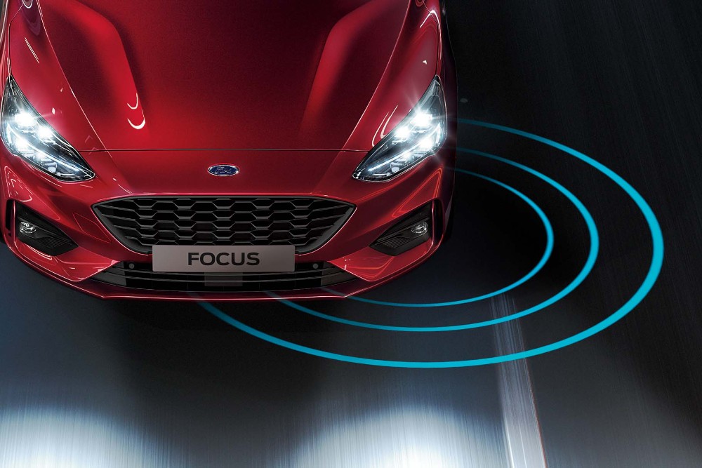 Ford Focus ST in Rot Draufsicht auf einer Straße fahrend