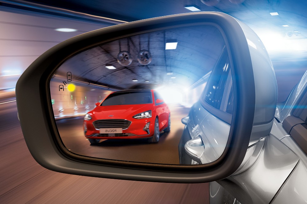 Roter Ford Focus im Spiegel