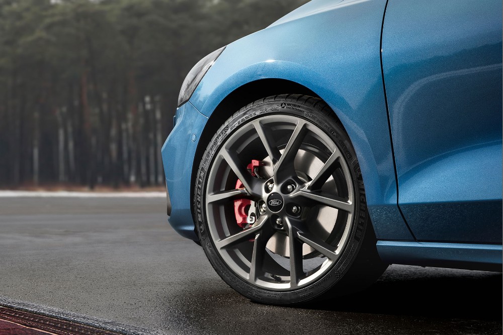 Nahaufnahme eines Reifens eines blauen Ford Fiesta ST.