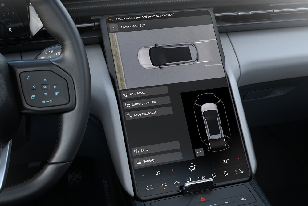 Nahaufnahme des SYNC Move-Touchscreens im Ford Explorer mit der auf dem Display verwendeten 360°-Kamera.