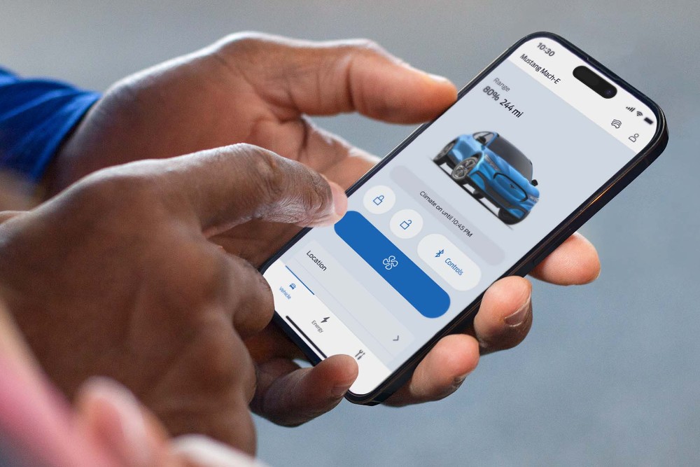 Hand hält Smartphone mit geöffneter FordPass App