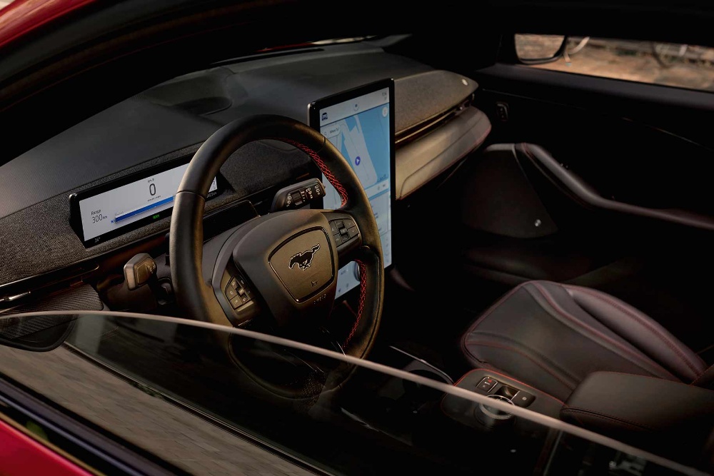 Ford Mustang Mach-E Cockpit Ansicht durch geöffnete Scheibe