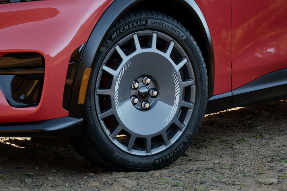 Nahaufnahme einer Felge eines Mustang Mach-E GT Rally in Race Red.