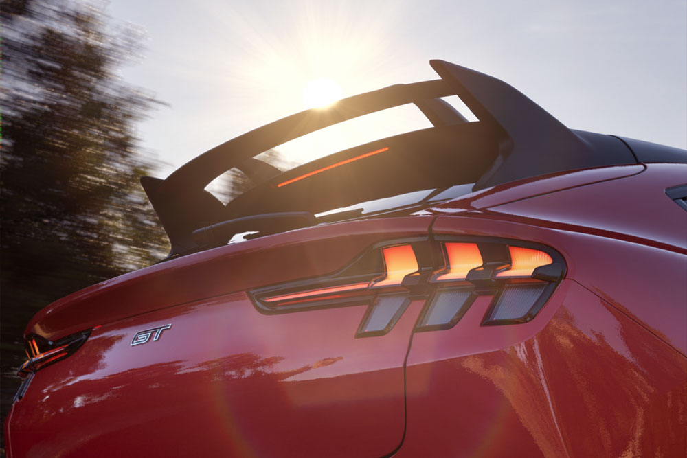 Nahaufnahme des Heckspoilers eines Mustang Mach-E GT Rally in Race Red.