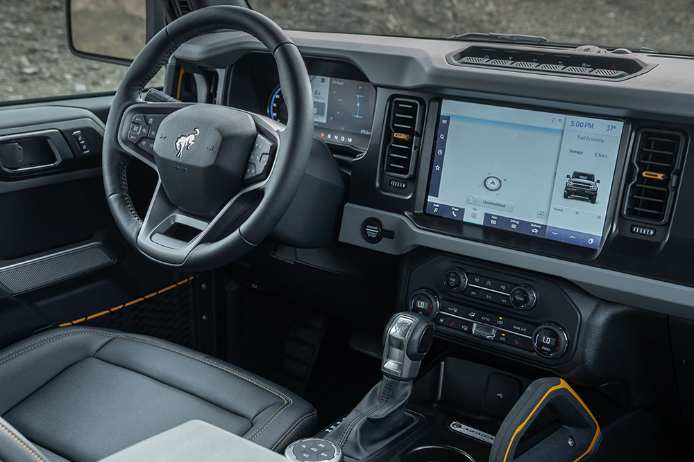 Ansicht des Ford Bronco Innen inklusive Lederlenkrad und angeschlossenem Touchpad.