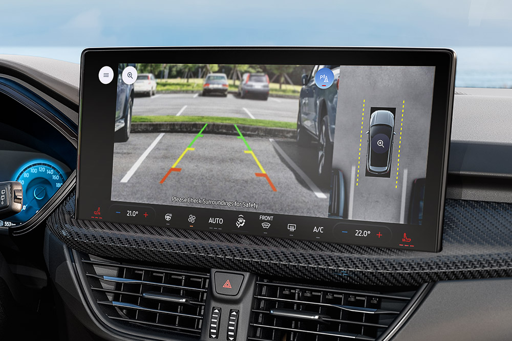 Nahaufnahme des Armaturenbrett eines Ford Kuga mit Fokus auf das digitale Infotainment-Display, das  die 360-Grad-Kamera zeigt.