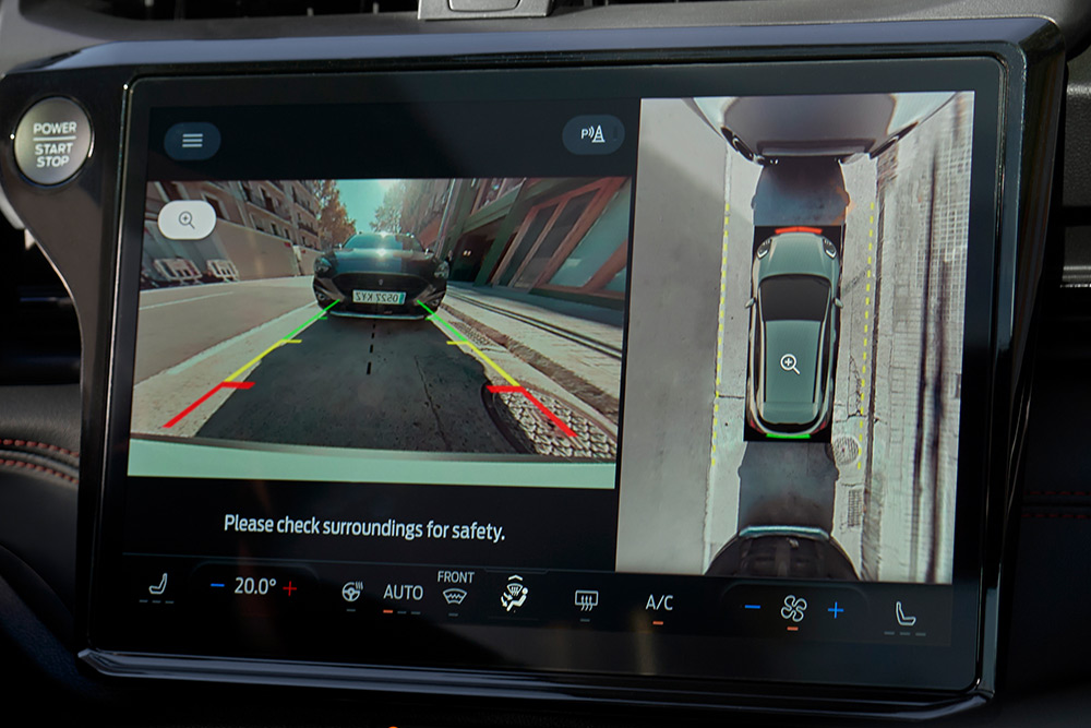 Eine Nahaufnahme der 360-Grad-Kamera, die die Einparkhilfe des elektrischen Ford Puma Gen-E® demonstriert.