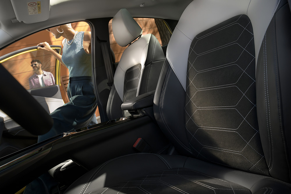 Nahaufnahme der schwarz-grauen ergonomischen Sitze im elektrischen Ford Puma Gen-E®.