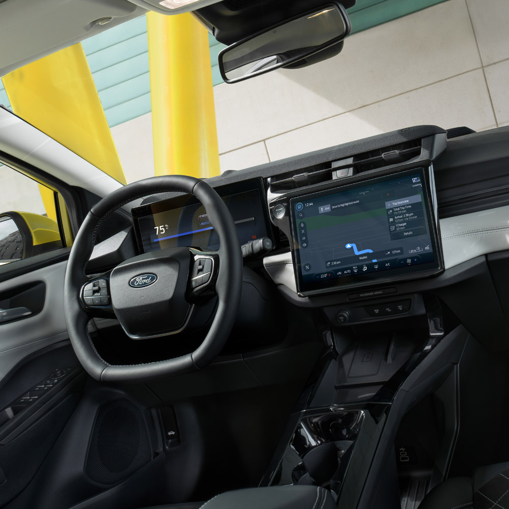 Innenansicht eines Ford Puma, mit Nahaufnahme des Lenkrads und Touchscreens.