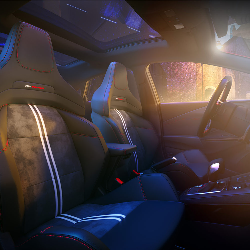 Innenansicht eines Ford Puma ST mit Sportsitzen und Panoramadach.