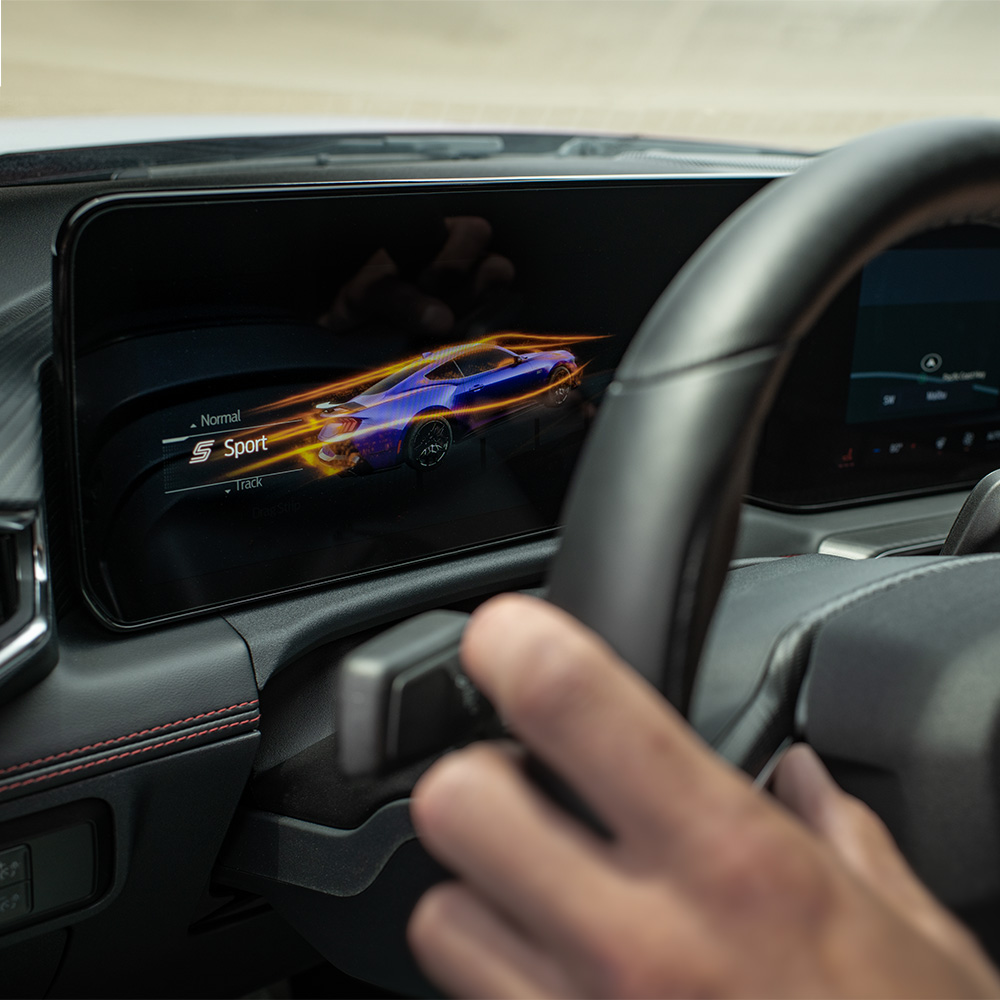 Digitales Kombiinstrument des Ford Mustang, das den Sportmodus anzeigt