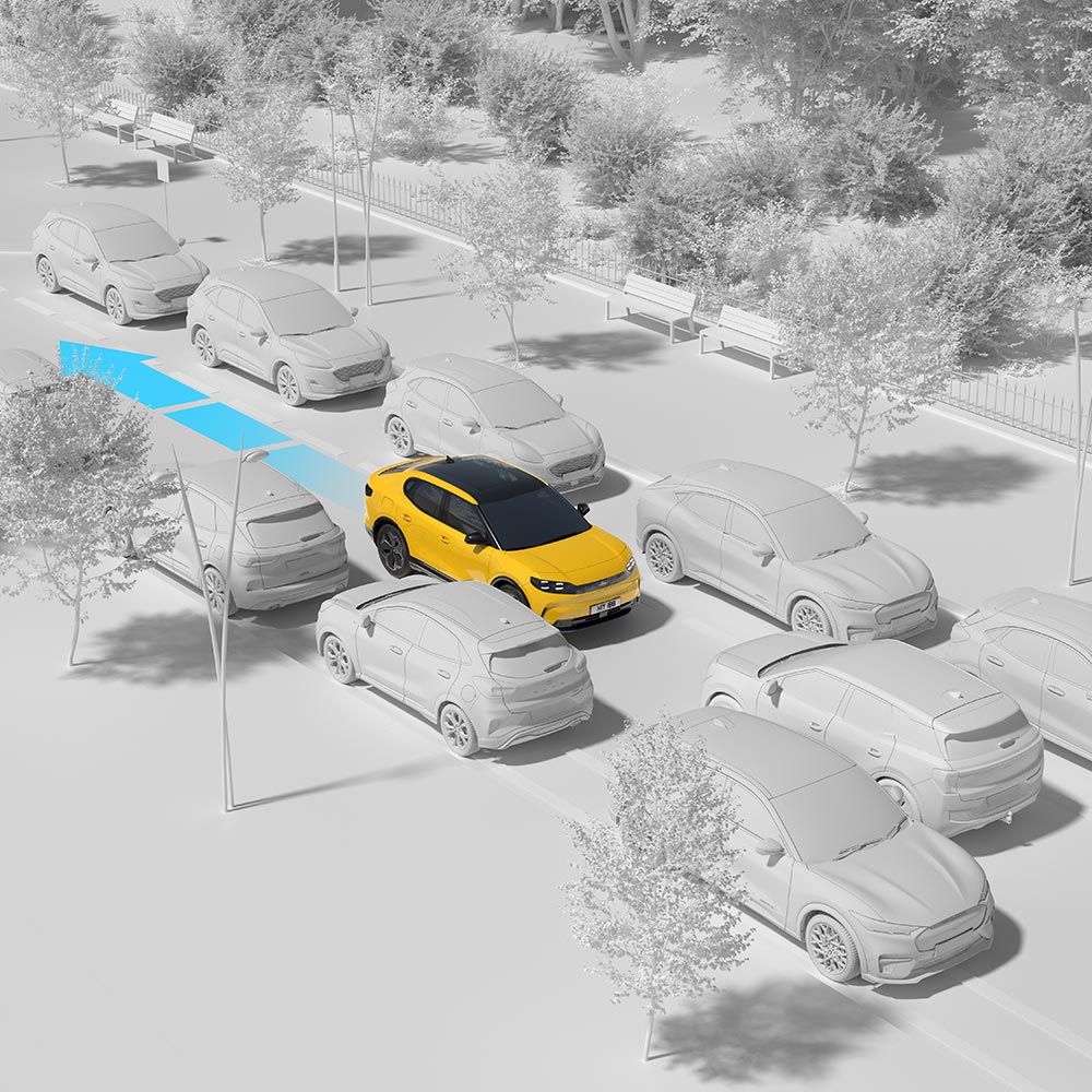 Ein blaues Ford-Fahrzeug, das durch den Verkehr navigiert und die Rückfahrhilfe des Fahrzeugs hervorhebt.