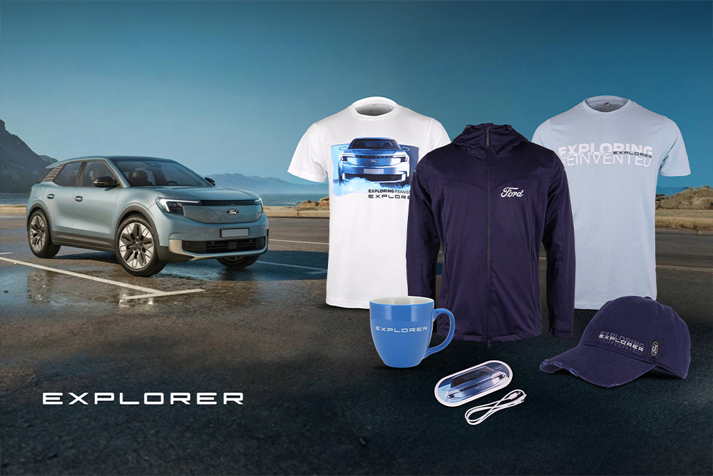Ford Explorer Lifestyle-Kollektion mit Jacken, Kappen und Zubehör vor einem Ford Explorer in den Bergen.