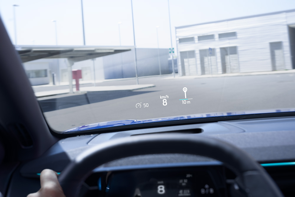 Innenraum Ford-Fahrzeugs. Nahaufnahme des Lenkrads mit Blick durch die Windschutzscheibe.