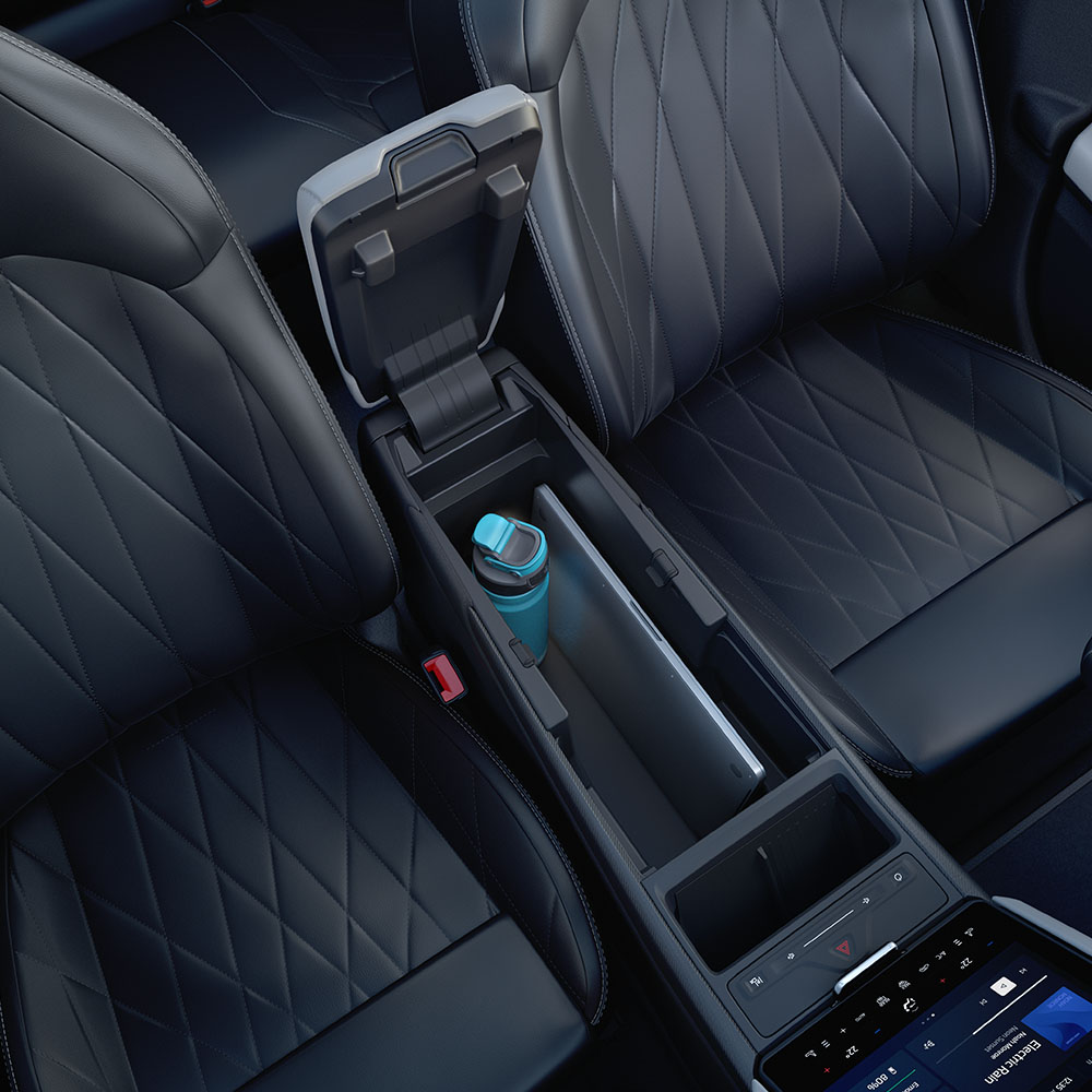 Laptop und Wasserflasche verstaut in der MegaConsole der Mittelkonsole des Ford Explorer.