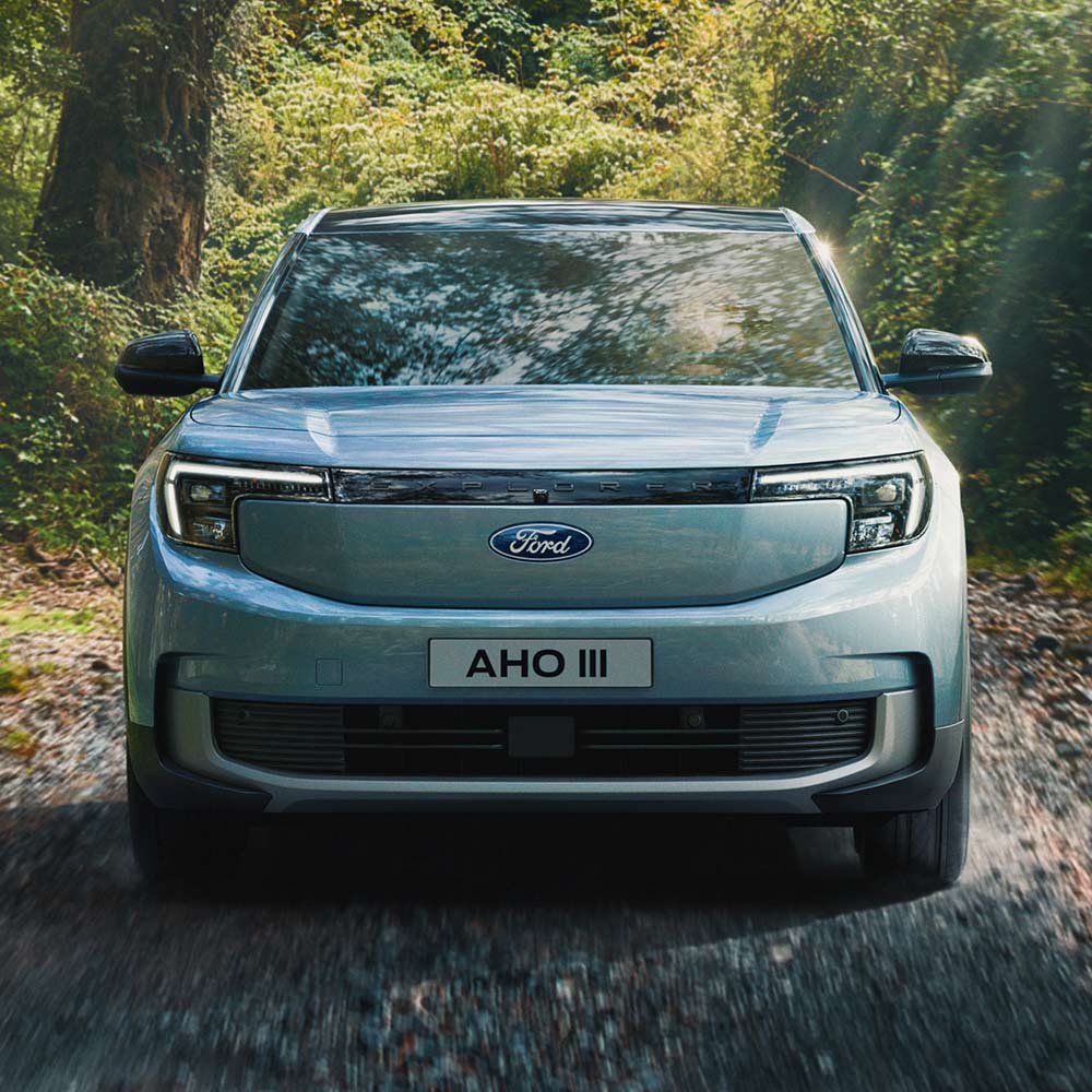 Frontansicht eines Ford Explorer im Wald.