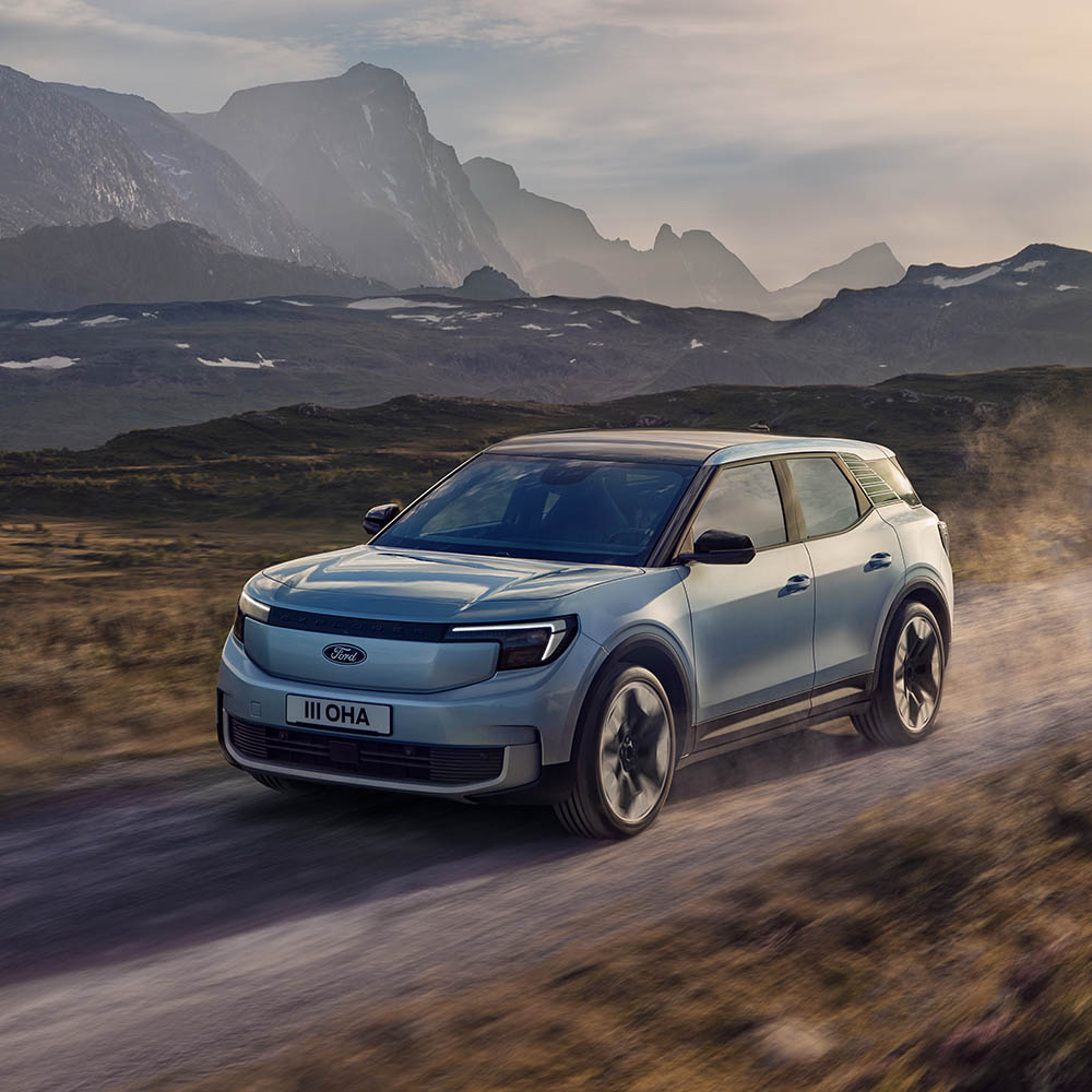 Ein Ford Explorer fährt auf einer Landstraße vor einer Bergkulisse.