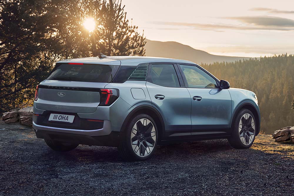 Rückansicht eines hellblauen Ford Explorer