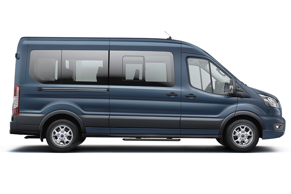 Blauer Ford Transit Minibus, Teil der Großraumlimousinen- und Kleinbus-Reihe von Ford.