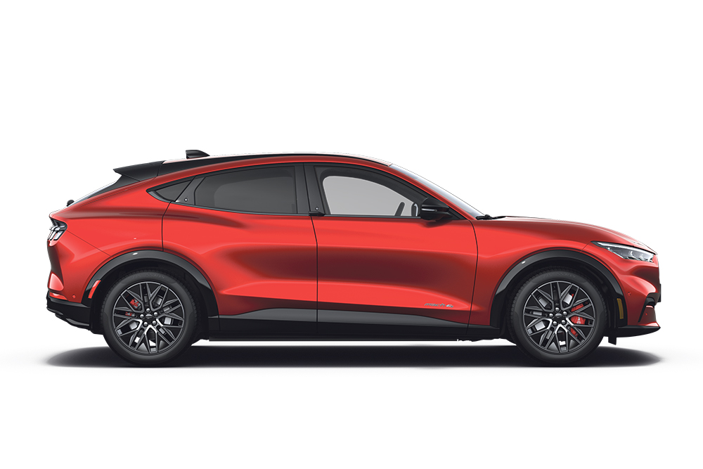 Roter Ford Mustang Mach-E, Teil der Ford SUV -Reihe.