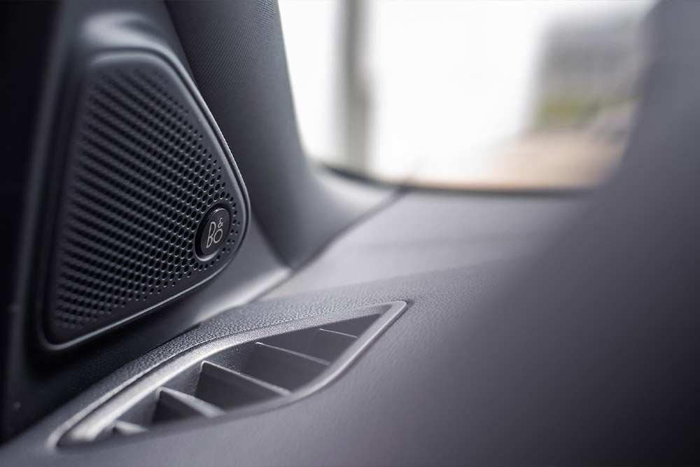 Nahaufnahme eines Bang &amp; Olufsen Lautsprechers.