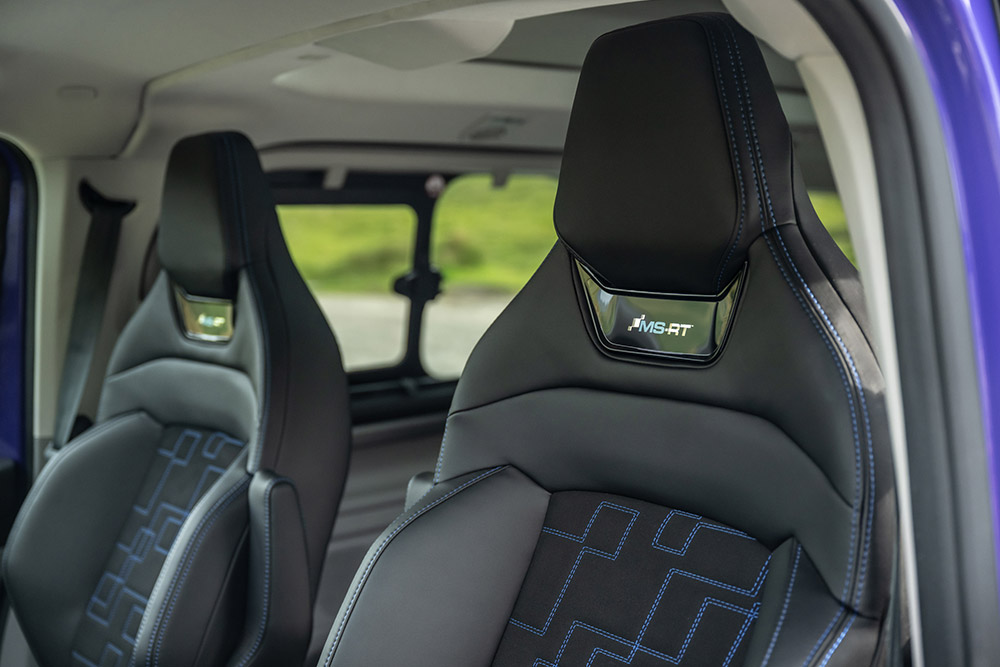 Vordersitze aus schwarzem Leder und Wildleder mit blauen Kontrastnähten und MS-RT-Logo in einem Ford Tourneo Custom MS-RT.