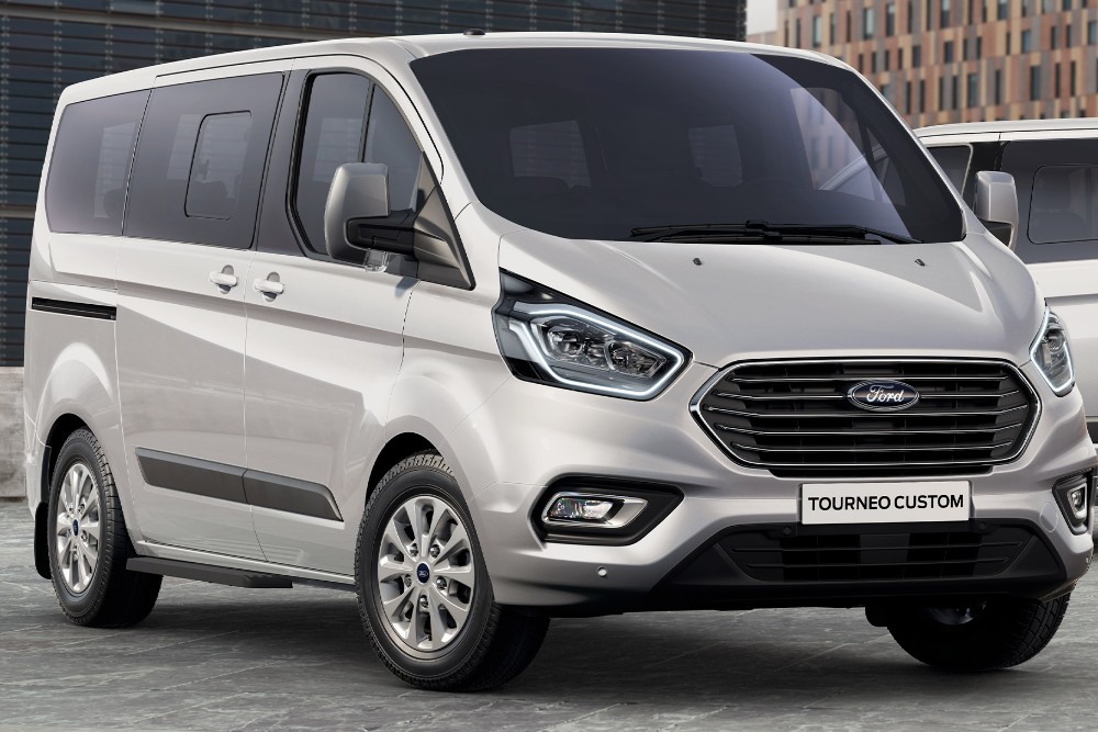 Ford Transit Custom in silber parkend. Dreiviertelansicht vorne.