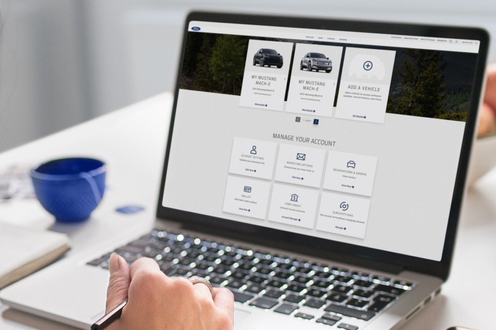 Person, die sich Ford-Software auf einem Laptop anschaut