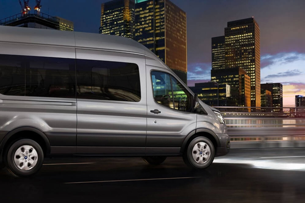 Blauer Ford Transit Bus Stadt Seite Arbeit