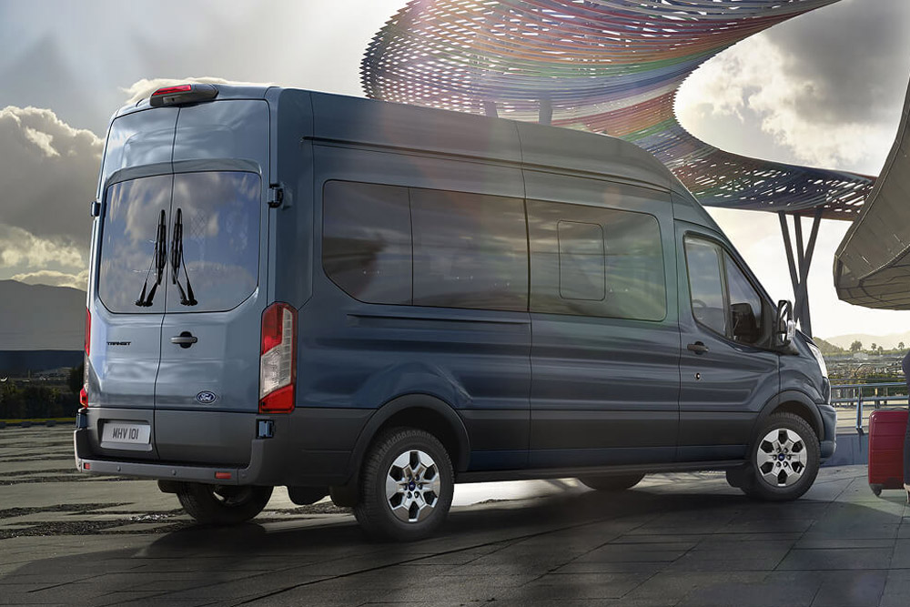 Blauer Ford Transit Bus Flughafen Koffer Gepäck Personen