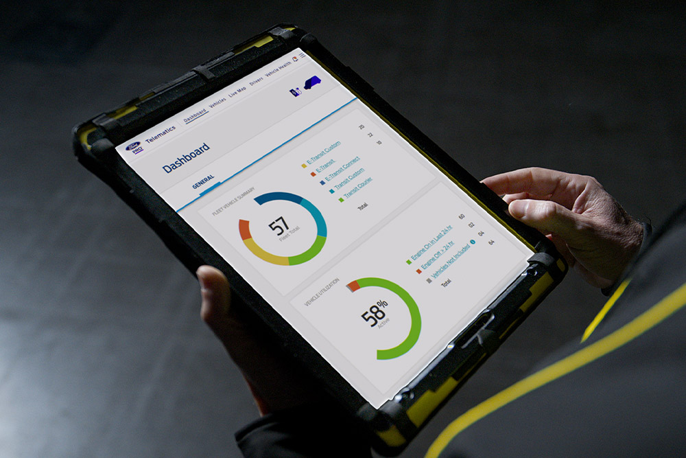 Person haelt ein Tablet mit Ford Pro Fahrzeugdaten