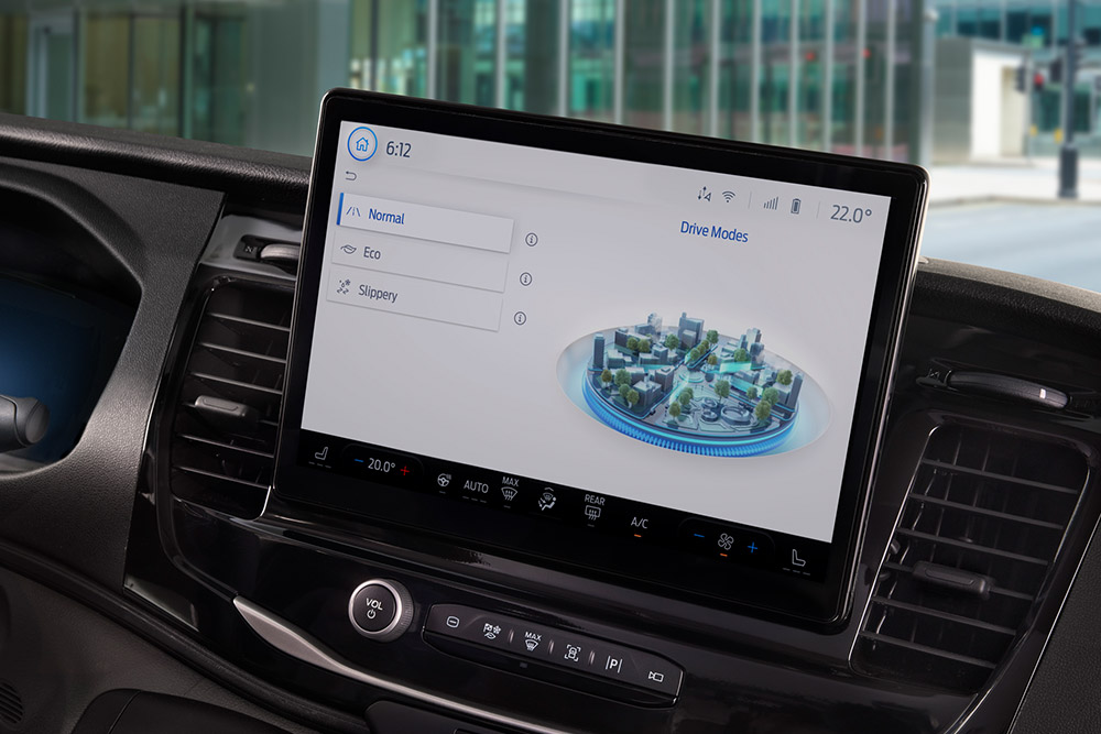 Armaturenbrett eines Ford E-Transit Kastenwagen mit einem Touchscreen, der die Fahrmodi anzeigt.