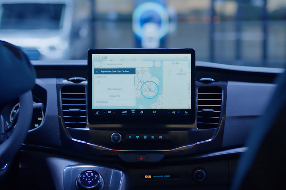 Armaturenbrett eines Ford Transit mit Navigationssystem.