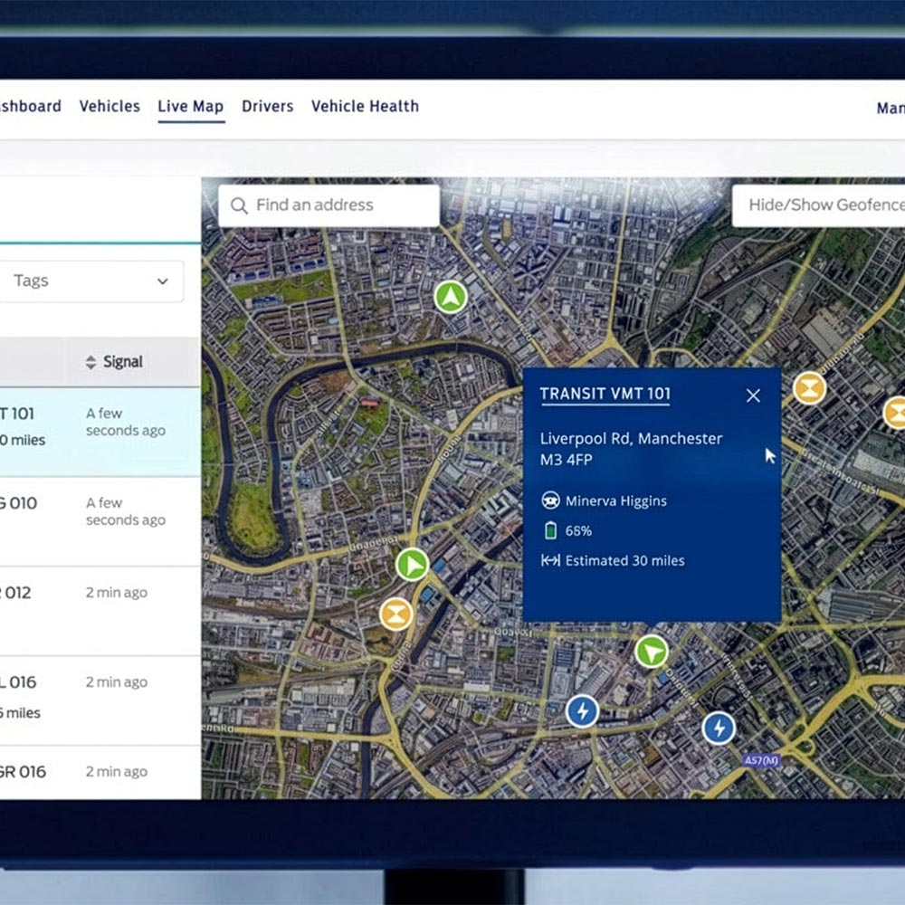 Touchscreen, der die Ford Pro Telematics-Software und eine Karte mit den Fahrzeugstandorten anzeigt.