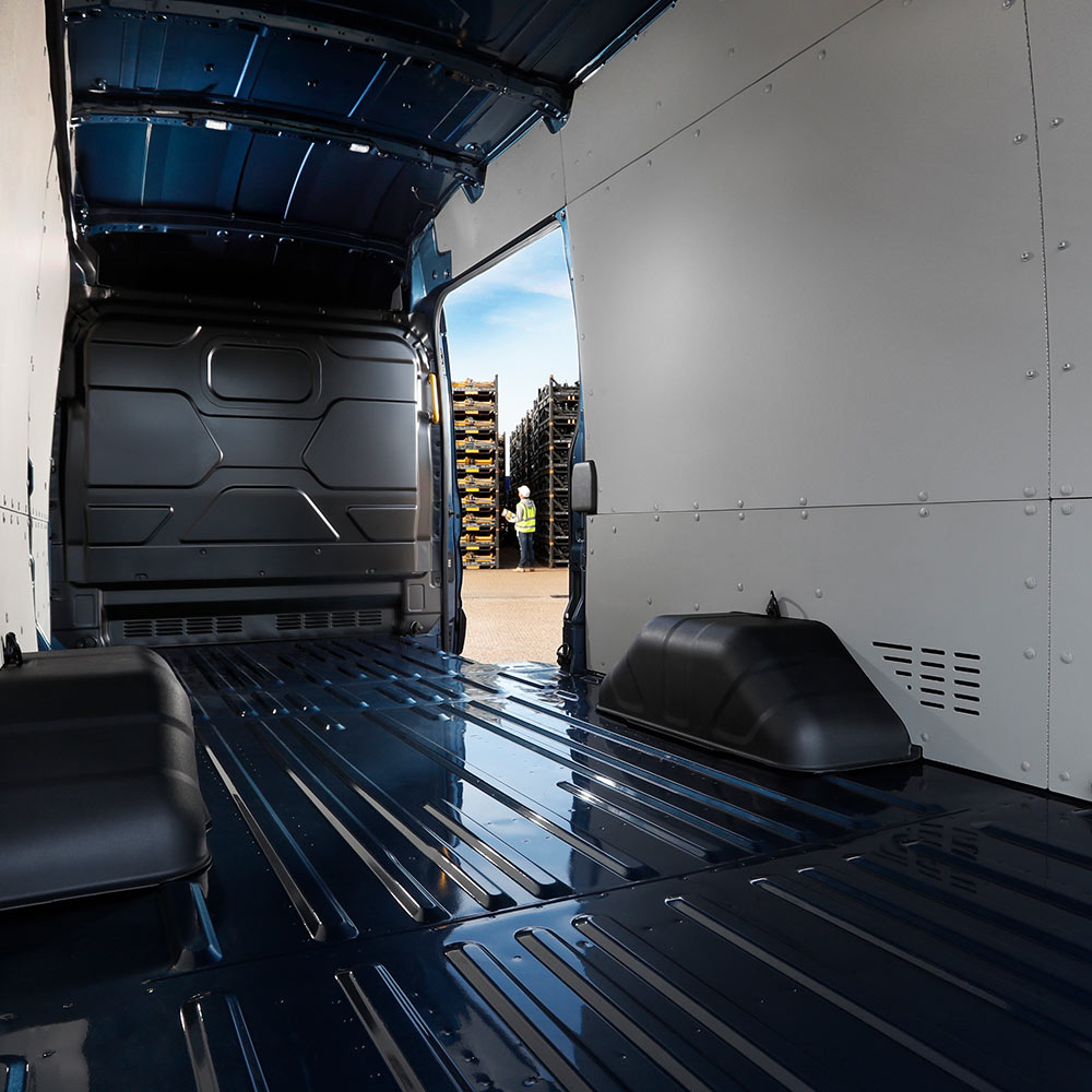 Der Innenraum eines Ford E-Transit Kastenwagen mit leerem Laderaum.