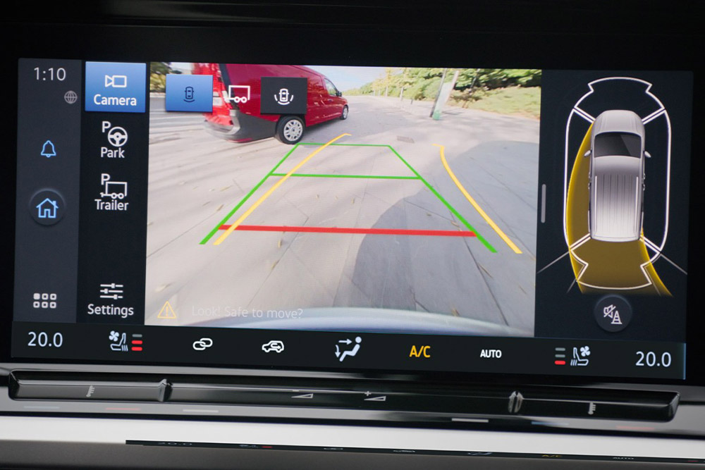 Digitaler 10-Zoll-Touchscreen mit Anzeige der Rückfahrkamera und der Pro Trailer Backup Assist-Technologie im Einsatz.