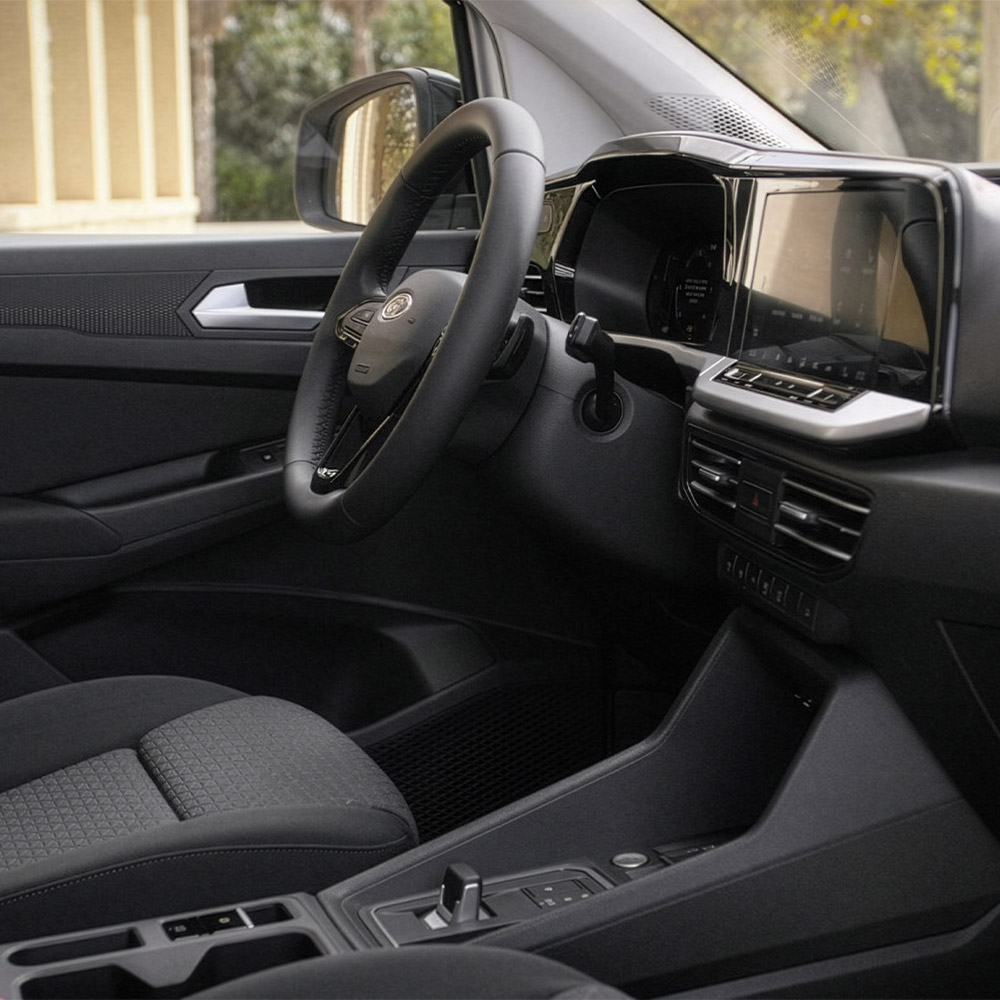 Interieur des Ford Transit Connect mit Fahrersitz, Lenkrad, Armaturenbrett und digitalem 10-Zoll-Touchscreen.