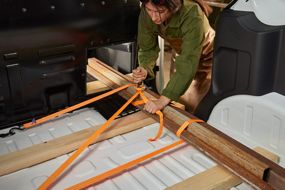 Ford Transit Courier mit durchladbarer Trennwand in Benutzung