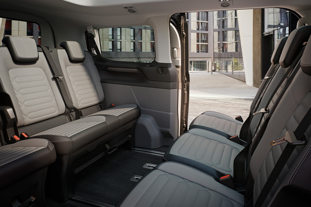 Innenaufnahme eines Ford Pro Transit, der seine Ledersitze zeigt.