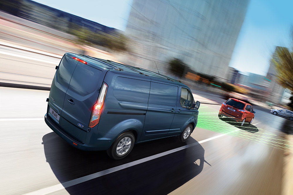 Heckansicht eines blauen Ford-Transporters mit visualisierten Fahrerassistenzsystemen.