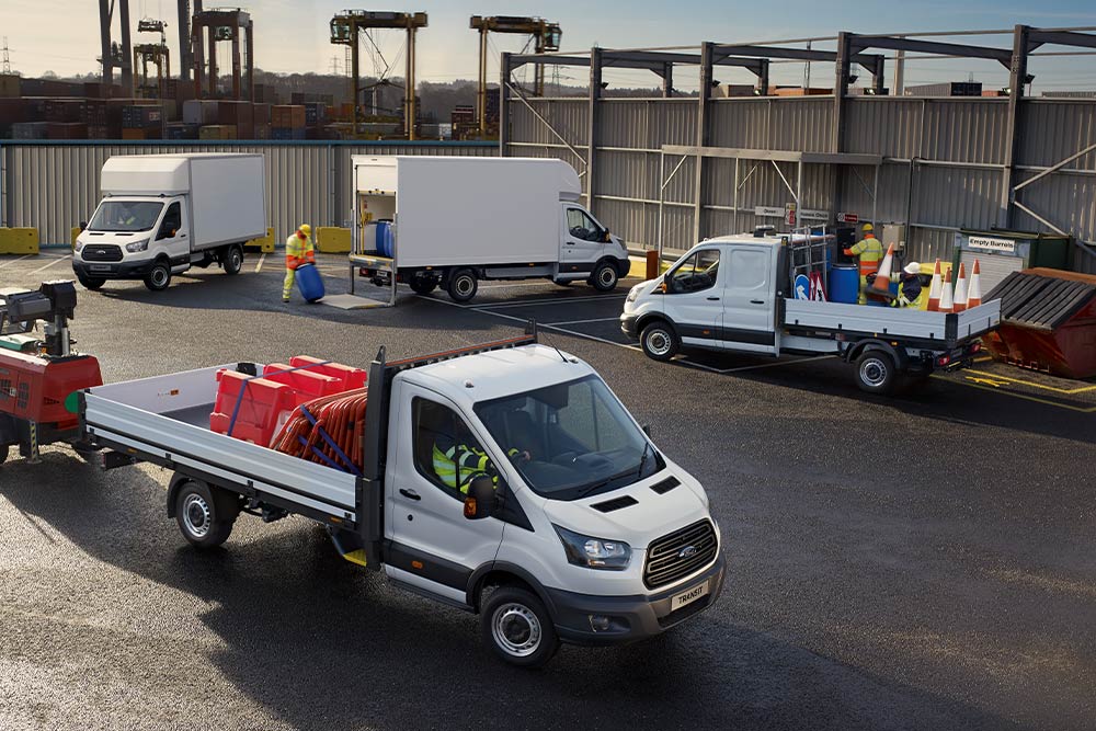 Ein von Ford umgebautes Fahrzeug auf einer Baustelle.