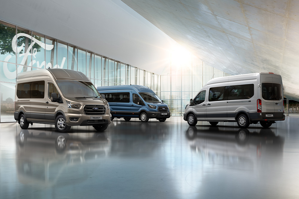 Vorteile von Ford Pro Telematics Essentials werden gezeigt, während ein silberner Transporter durch verschiedene Umgebungen fährt.