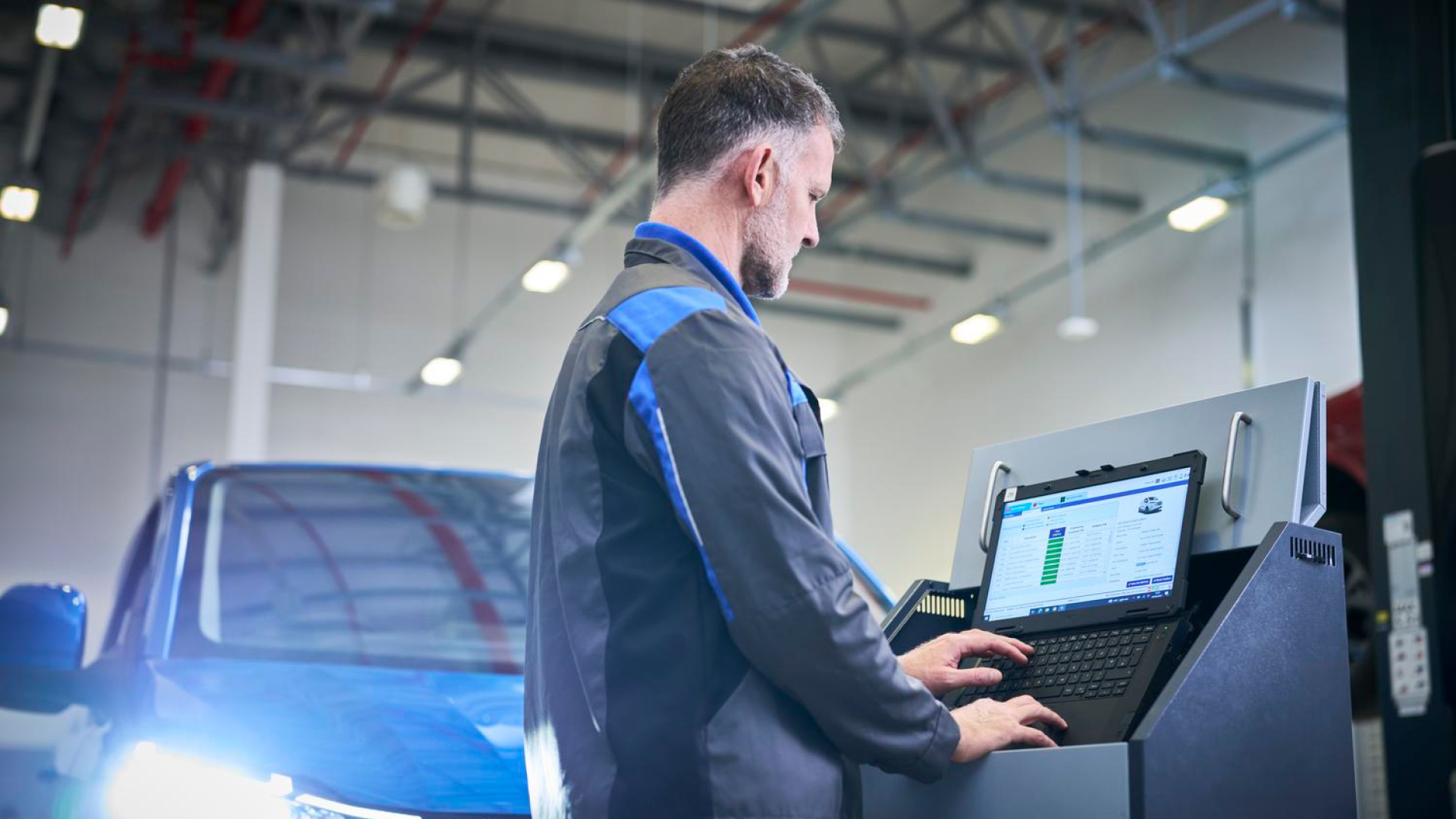 Fahrzeugtechniker verwendet ein Diagnose-Laptop.