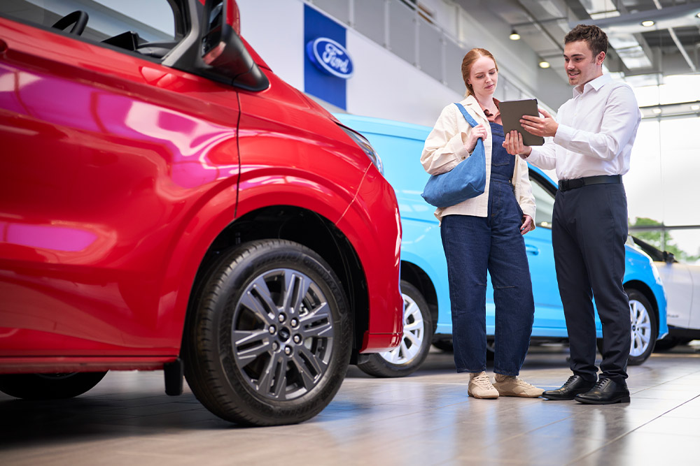 Ford Transporter draußen Probefahrt, Händler zeigt Funktionen